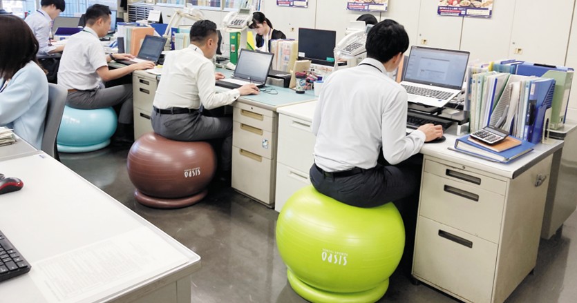 ボールに座るだけの“ながら運動”で、転倒リスクの低減へ。｜ジチタイ