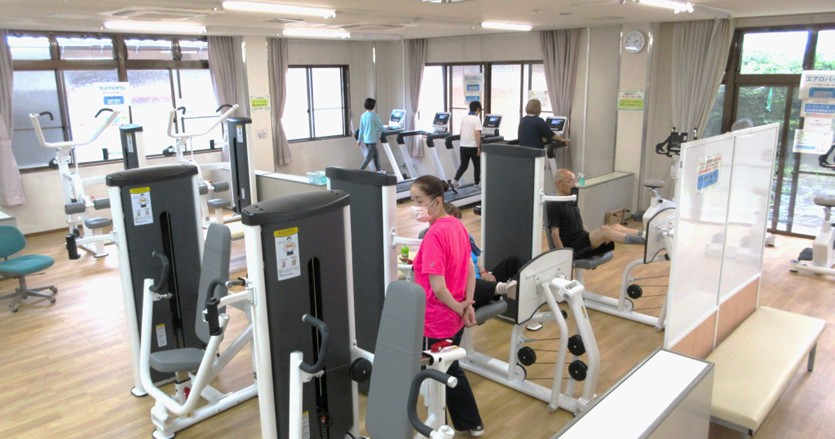 維持費のかかる浴場を廃止して、健康づくりの場に変え人気に。