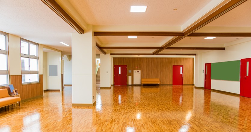 照明と空調の両面から節電し、電気代負担の半減を目指す。