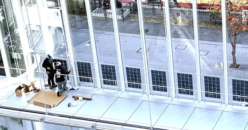 窓に後付けできる太陽電池で、再エネ導入を加速させる。