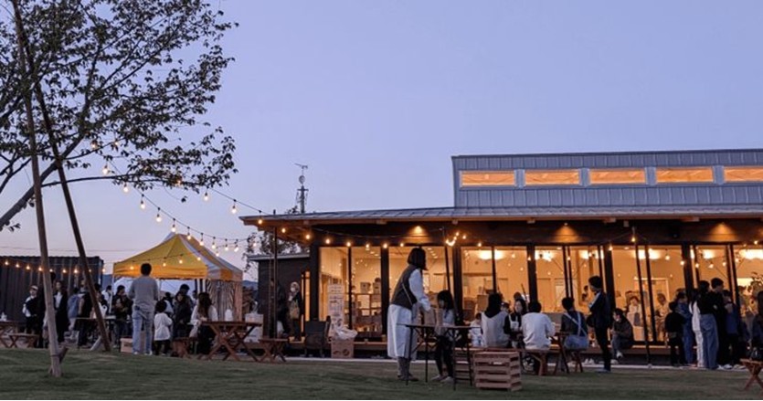 自治体と地元企業が手を取り合い、まちを育てる仕組みをつくる。