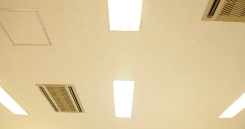 照明と空調の省エネ施策で、電気代を半減させる。